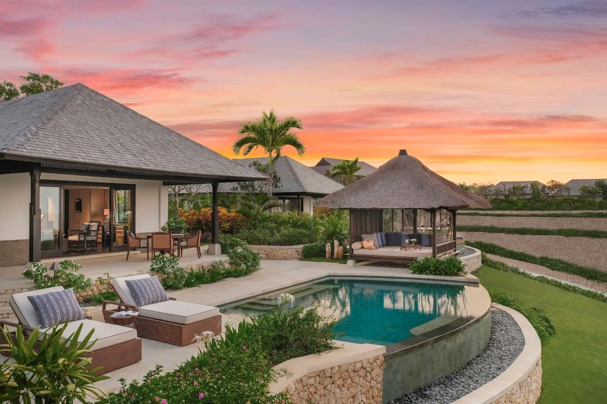 Desain Villa Bali Tropis yang Menyatu dengan Alam